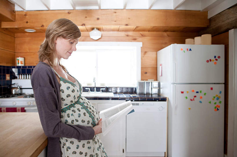 西方人,孕妇,一个人,站,笑,摸,微笑,横图,室内,白天,侧面,餐桌,厨房,窗户,桌子,书籍,欧洲,欧洲人,仅一个年轻女性,仅一个女性,仅一个人,一本,抚摸,服装,装饰,时间,木制,电器,时钟,冰箱,墙,计时,注视,休闲装,冷冻,冷柜,玻璃窗,墙壁,墙面,一个,衣服,木制品,挂钟,冷藏柜,钟表,低头,观察,看,站着,休闲,怀孕,休闲服,表,服饰,冷藏,单个,餐台,观看,储藏,华丽,修饰,点缀,察看,家电,家用电器,待产,关注,衬托,美观,雅致,雅观,保鲜,妊娠,准妈妈,垂头,冰箱贴,年轻女性,女人,女性,白种人,产妇,书,图书,钟,触摸,接触,站立,半身,彩图,灶间