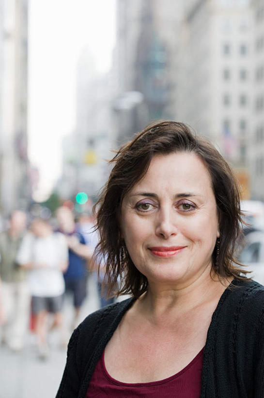 西方人,高楼大厦,商店,站,笑,微笑,竖图,室外,白天,正面,购物,安全,办公楼,消费,超市,大厦,道路,建筑,路,摩天大楼,商场,写字楼,公路,欧洲,欧洲人,服装,朦胧,模糊,红绿灯,信号灯,交通,注视,休闲装,衣服,楼宇,观察,看,站着,休闲,休闲服,商务楼,警示,金融,百货,服饰,观看,察看,关注,提示,流通,选购,贸易,百货公司,交通信号灯,行人信号灯,血拼,白种人,马路,站立,半身,彩图,大楼,高层建筑,高楼,购物商场,购物中心,摩天楼,商业中心