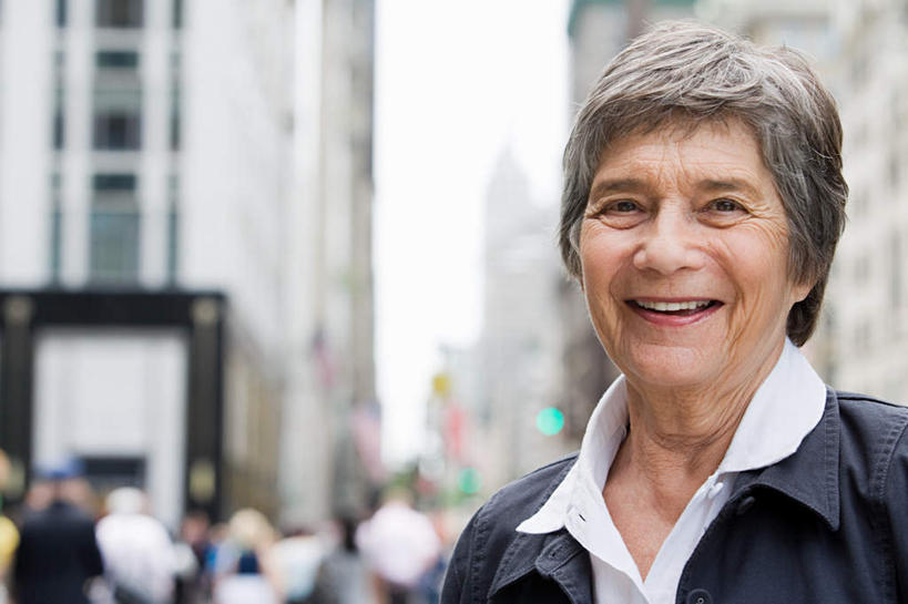 西方人,一个人,高楼大厦,商店,站,笑,微笑,露齿笑,横图,室外,白天,正面,购物,安全,办公楼,消费,超市,大厦,道路,建筑,路,摩天大楼,商场,写字楼,公路,欧洲,欧洲人,仅一个女性,仅一个人,服装,朦胧,模糊,红绿灯,信号灯,交通,注视,休闲装,衣服,楼宇,观察,看,站着,休闲,休闲服,商务楼,警示,金融,百货,服饰,仅一个老年女性,观看,察看,关注,提示,流通,选购,贸易,百货公司,交通信号灯,行人信号灯,血拼,老年女性,女人,女性,白种人,马路,站立,半身,彩图,大楼,高层建筑,高楼,购物商场,购物中心,摩天楼,商业中心