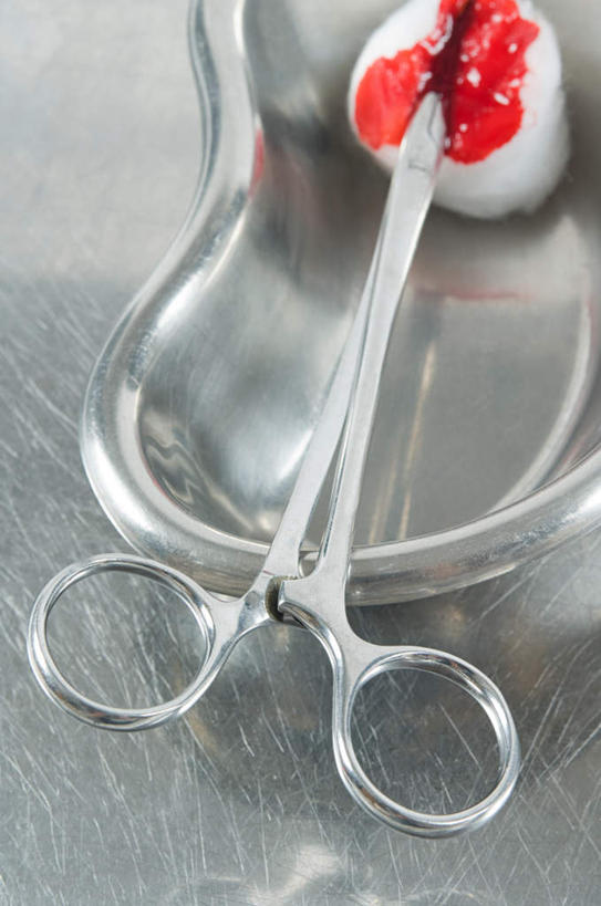 无人,竖图,俯视,室内,特写,白天,农作物,餐具,金属制品,一把,修剪,阴影,灰色背景,朦胧,模糊,柔软,反射,金属,碟子,工具,剪刀,盘,液体,影子,棉花,纺织,一个,盘子,碟,健康,温暖,棉花球,血液,摄影,影棚,单个,裁剪,纤维,剪子,剪裁,切割,柔和,手术剪刀,手术剪,暖和,彩图,高角度拍摄,影棚拍摄,拍摄