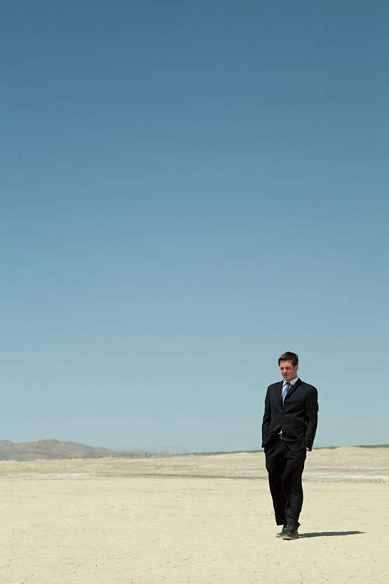 西方人,一个人,商务人士,商务男性,站,竖图,室外,白天,正面,衬衫,旅游,度假,美景,沙漠,欧洲,美国,欧洲人,仅一个男性,仅一个人,仅一个中年男性,阴影,套装,光线,影子,景观,泥土,土壤,注视,娱乐,蓝色,蓝天,天空,阳光,自然,天,观察,看,站着,享受,休闲,景色,放松,晴朗,观看,察看,亚利桑那,北美,北美洲,犹他州,双手插袋,干旱,关注,自然风光,美洲,商务装,手插袋,工薪阶层,亚利桑那州,内华达州,加州,加利福尼亚州,万里无云,大峡谷之州,金州,黄金州,双手抄兜,双手放兜,北亚美利加洲,亚美利加洲,犹他,蜂窝之州,蜂房州,内华达,北美艾灌木丛州,产银之州,银山州,银之州,莫哈维沙漠,莫哈韦沙漠,男人,男性,中年男性,白种人,白领,上班族,大漠,砂漠,晴空,晴空万里,插兜,两手抄兜,两手放兜,手插兜,手放口袋,站立,彩图,全身,衬衣,手抄兜