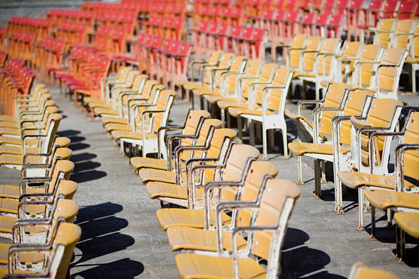 无人,体育馆,运动场,横图,室外,白天,正面,度假,美景,城市风光,城市,椅子,纽约,美国,一排,许多,阴影,整齐,并列,并排,光线,标志,数字,文字,影子,字符,塑料,景观,看台,很多,娱乐,标识,体育场,排列,黄色,红色,阳光,塑料制品,享受,休闲,景色,放松,阿拉伯数字,北美,北美洲,队列,美洲,平行,纽约州,帝国之州,帝国州,北亚美利加洲,亚美利加洲,运动馆,跑马,赛马,彩图