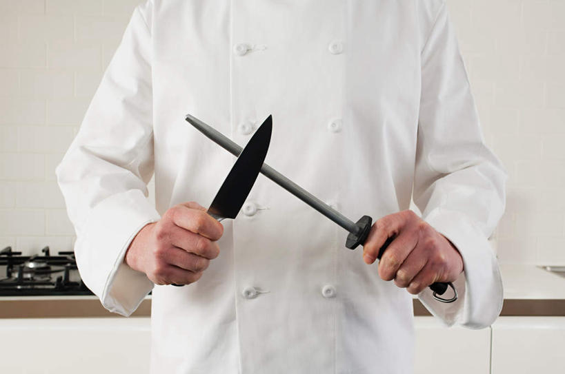 西方人,一个人,厨师,站,横图,室内,白天,正面,工作服,制服,厨房,桌面,桌子,金属制品,欧洲,欧洲人,仅一个男性,仅一个人,仅一个中年男性,握,金属,工具,大理石,刀具,拿,拿着,刀,站着,握着,菜刀,磨刀棒,炊具,切菜刀,大理石制品,工作制服,男人,男性,中年男性,白种人,厨师长,厨子,大厨,主厨,站立,半身,彩图,工作套服,灶间