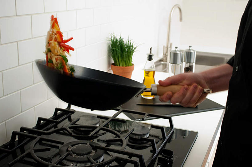 西方人,一个人,站,横图,室内,白天,侧面,烹饪,植物,厨房,厨具,金属制品,欧洲,欧洲人,仅一个男性,仅一个人,仅一个中年男性,翻炒,握,服装,金属,锅子,盆栽,水槽,水龙头,墙,食用油,油,盆景,休闲装,水斗,锅,开关,墙壁,墙面,玻璃制品,一个,衣服,绿色,白色,自然,玻璃瓶,瓶子,打开,站着,休闲,休闲服,握着,服饰,生长,单个,成长,锅具,灶具,阀门,开启,燃气灶,烹饪用具,水咀,燃气具,男人,男性,中年男性,白种人,烹调用具,烹调,站立,半身,彩图,灶间