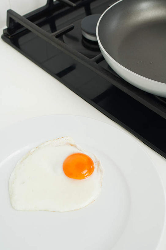 无人,竖图,俯视,室内,特写,白天,烹饪,厨房,厨具,金属制品,阴影,反射,金属,锅子,影子,蛋,荷包蛋,鸡蛋,煎蛋,锅,一个,单个,锅具,灶具,燃气灶,烹饪用具,卵,燃气具,煎鸡蛋,烹调用具,烹调,彩图,高角度拍摄,灶间