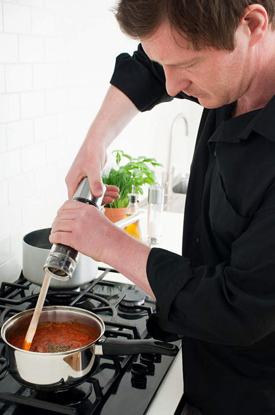 面食,面条,意大利面,西方人,一个人,站,竖图,室内,白天,侧面,西餐,水,植物,厨房,厨具,欧洲,欧洲人,仅一个男性,仅一个人,仅一个中年男性,握,阴影,服装,反射,布料,滤器,盆栽,水槽,水龙头,液体,影子,勺子,墙,水滴,调料,调味,酱料,酱汁,面,香料,佐料,料理,食品,盆景,黑胡椒,调味品,调味料,布纹,注视,休闲装,水斗,酱,开关,墙壁,墙面,桌布,食物,一个,衣服,绿色,白色,黑色,自然,餐巾,台布,打开,低头,观察,看,站着,休闲,休闲服,西式,握着,服饰,生长,单个,成长,观看,灶具,阀门,配料,察看,开启,关注,燃气灶,漏勺,作料,垂头,水咀,燃气具,男人,男性,中年男性,白种人,胡椒,站立,半身,彩图,灶间