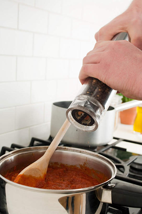 面食,面条,意大利面,西方人,一个人,站,竖图,室内,特写,白天,侧面,西餐,水,植物,厨房,厨具,欧洲,欧洲人,仅一个男性,仅一个人,仅一个中年男性,握,阴影,服装,反射,布料,滤器,盆栽,水槽,水龙头,液体,影子,勺子,墙,水滴,调料,调味,酱料,酱汁,面,香料,佐料,料理,食品,盆景,黑胡椒,调味品,调味料,布纹,休闲装,水斗,酱,开关,墙壁,墙面,桌布,食物,一个,衣服,绿色,白色,黑色,自然,餐巾,台布,打开,低头,站着,休闲,休闲服,西式,握着,服饰,生长,单个,成长,灶具,阀门,配料,开启,燃气灶,漏勺,作料,垂头,水咀,燃气具,男人,男性,中年男性,白种人,胡椒,站立,半身,彩图,灶间