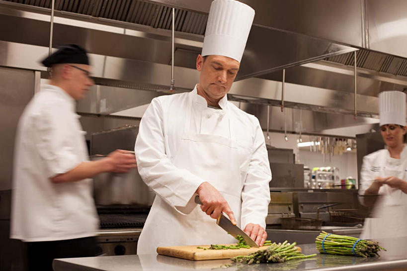 西方人,三个人,伙伴,朋友,厨师,站,走,横图,室内,白天,仰视,工作服,制服,友谊,合作,团队,厨房,桌子,芦笋,蔬菜,帽子,金属制品,照明,欧洲,欧洲人,一把,切开,握,朦胧,模糊,新鲜,金属,工具,眼镜,灯光,食品,案板,刀具,拿,拿着,注视,顶灯,灯,砧板,食物,灯具,刀,低头,观察,看,切,站着,战略,握着,有机食品,绿色食品,观看,照亮,察看,照明设备,关注,菜刀,厨师帽,近视眼镜,剖面,切面,联合,合谋,切菜刀,工作制服,配合,协作,男人,男性,年轻男性,年轻女性,女人,女性,中年男性,白种人,厨师长,厨子,大厨,主厨,猪尾巴,药鸡豆子,石刁柏,蚂蚁杆,龙须菜,狼尾巴根,步行,散步,站立,走路,半身,彩图,低角度拍摄,工作套服,灶间