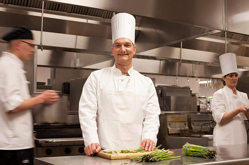 西方人,三个人,伙伴,朋友,厨师,站,走,笑,微笑,露齿笑,横图,室内,白天,正面,工作服,制服,友谊,合作,团队,厨房,桌子,芦笋,蔬菜,帽子,金属制品,照明,欧洲,欧洲人,一把,切开,握,朦胧,模糊,新鲜,金属,工具,眼镜,灯光,食品,案板,刀具,拿,拿着,注视,顶灯,灯,砧板,食物,灯具,刀,低头,观察,看,切,站着,战略,握着,有机食品,绿色食品,观看,照亮,察看,照明设备,关注,菜刀,厨师帽,近视眼镜,剖面,切面,联合,合谋,切菜刀,工作制服,配合,协作,男人,男性,年轻男性,年轻女性,女人,女性,中年男性,白种人,厨师长,厨子,大厨,主厨,猪尾巴,药鸡豆子,石刁柏,蚂蚁杆,龙须菜,狼尾巴根,步行,散步,站立,走路,半身,彩图,工作套服,灶间