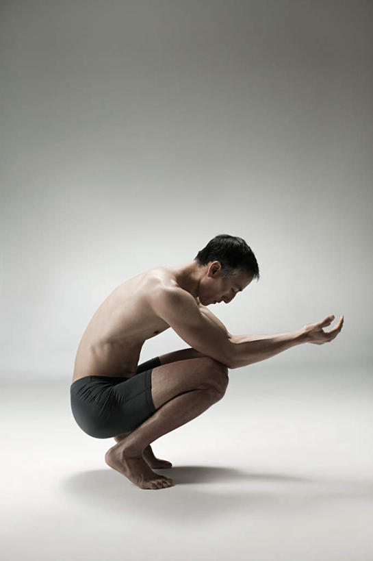 东方人,一个人,蹲,竖图,室内,白天,侧面,亚洲,仅一个男性,仅一个人,灰色背景,裤子,注视,黄种人,裸露,观察,看,仅一个老年男性,思考,摄影,影棚,观看,察看,关注,裸,思虑,老年男性,男人,男性,亚洲人,蹲着,彩图,全身,影棚拍摄,拍摄