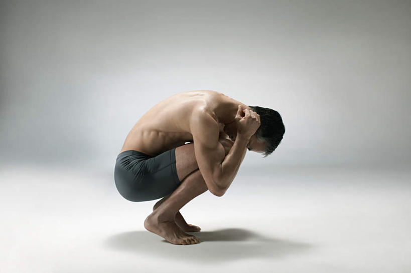 东方人,一个人,蹲,横图,室内,白天,侧面,亚洲,仅一个男性,仅一个人,抱头,灰色背景,裤子,注视,黄种人,裸露,观察,看,仅一个老年男性,摄影,影棚,观看,察看,关注,裸,捧首,捧头,老年男性,男人,男性,亚洲人,蹲着,彩图,全身,影棚拍摄,拍摄