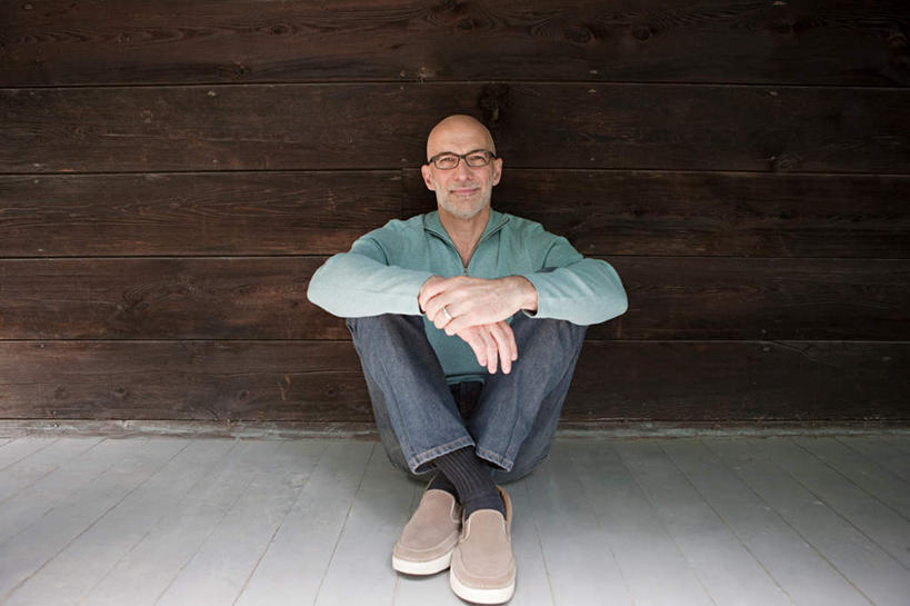 西方人,一个人,坐,笑,微笑,横图,室内,白天,正面,欧洲,欧洲人,仅一个男性,仅一个人,服装,眼镜,墙,注视,休闲装,墙壁,墙面,衣服,观察,看,仅一个老年男性,休闲,休闲服,服饰,观看,老花镜,察看,关注,远视眼镜,老年男性,男人,男性,白种人,坐着,彩图,全身