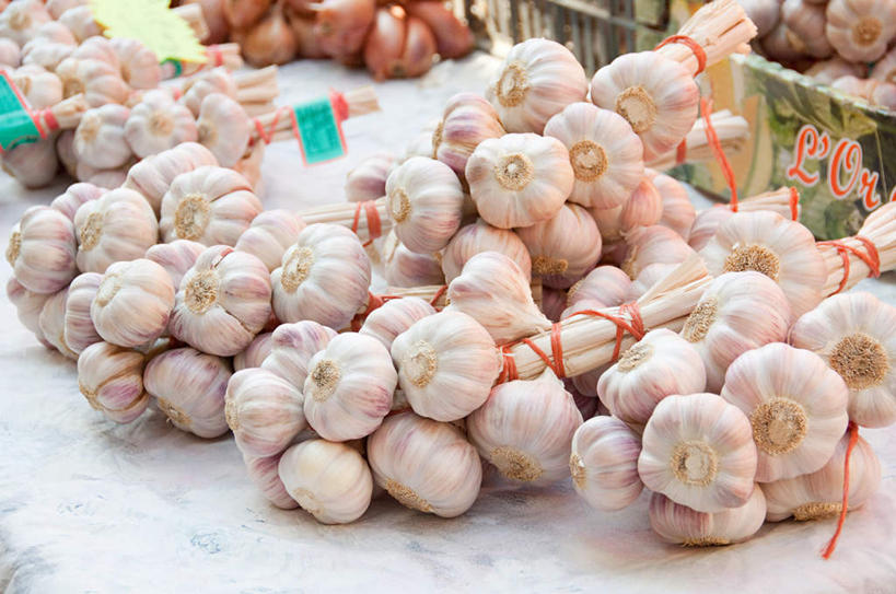 无人,横图,俯视,室内,特写,白天,桌面,桌子,蔬菜,蒜,许多,新鲜,木制,食品,很多,蒜头,食物,木制品,有机食品,绿色食品,胡蒜,大蒜,彩图,高角度拍摄