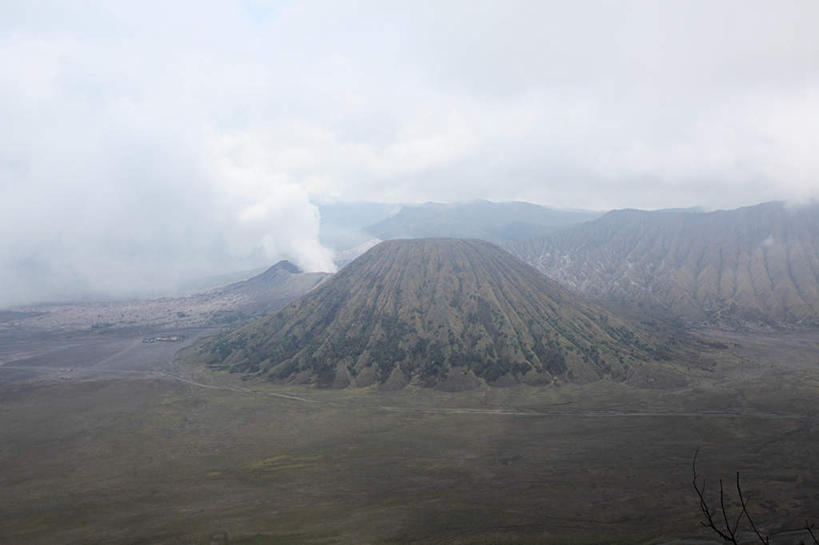 无人,横图,俯视,航拍,室外,白天,旅游,度假,火山,石头,美景,山,山脉,印度尼西亚,印尼,亚洲,石子,景观,山峰,云,云朵,山峦,云彩,娱乐,白云,自然,群山,享受,休闲,景色,放松,东南亚,鸟瞰,自然风光,沉积岩,印度尼西亚共和国,千岛之国,婆罗摩火山,水成岩,活火山,石块,死火山,休眠火山,岩石,彩图,高角度拍摄