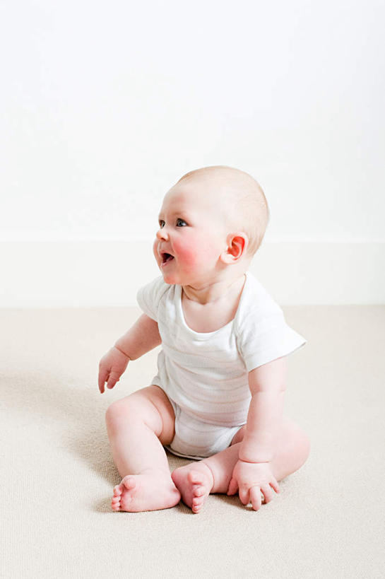 西方人,婴儿,儿童,一个人,坐,竖图,室内,白天,白色背景,正面,纯洁,欧洲,欧洲人,仅一个人,服装,注视,光脚,尿布,纸尿裤,尿不湿,小孩,衣服,白色,观察,看,张嘴,赤脚,可爱,摄影,服饰,活泼,影棚,观看,察看,衣着,纸尿布,穿着,关注,宝宝,张大嘴巴,纯真,烂漫,无邪,纸尿片,衣饰,伶俐,天真,白种人,孩子,张开嘴,坐着,彩图,全身,影棚拍摄,拍摄