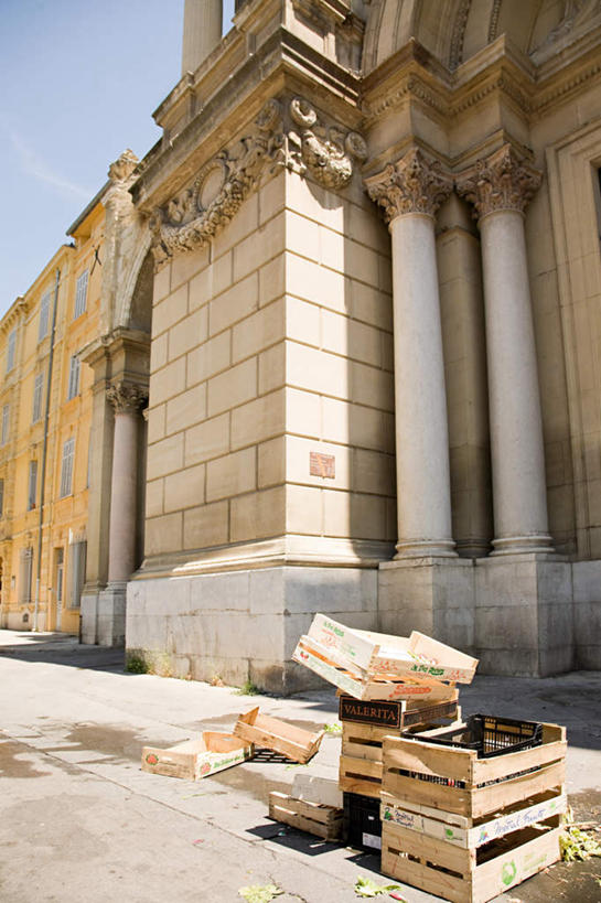 无人,家,竖图,室外,白天,仰视,旅游,度假,石头,名胜古迹,标志建筑,地标,建筑,法国,欧洲,遗迹,石子,柱子,房屋,墙,屋子,古迹,文物,娱乐,建设,古建筑,楼房,墙壁,墙面,住宅,蓝色,蓝天,天空,天,享受,休闲,旅游胜地,放松,晴朗,普罗旺斯,古文明,艾克斯,万里无云,法兰西共和国,法兰西第五共和国,普罗旺斯省,石块,岩石,晴空,晴空万里,彩图,低角度拍摄,房子