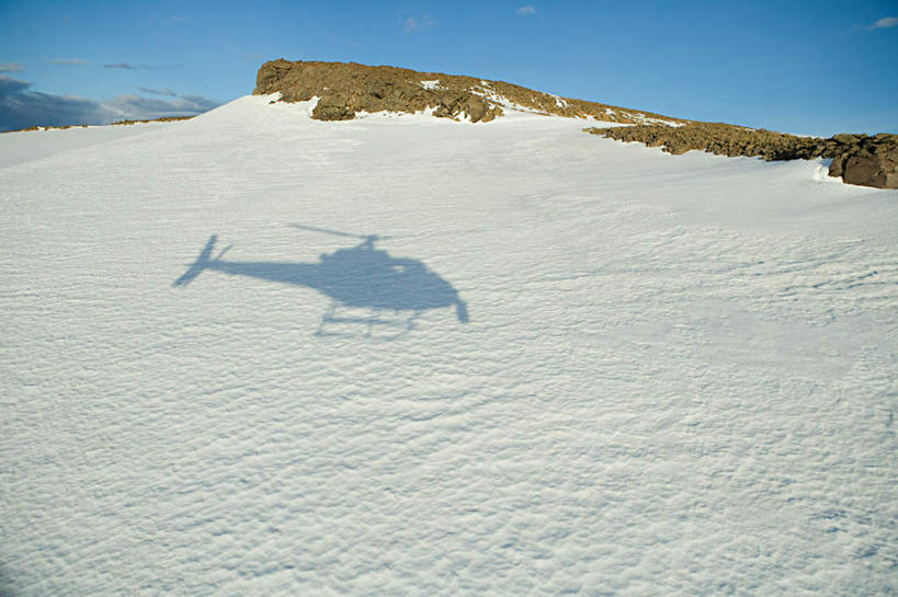 无人,横图,俯视,航拍,室外,白天,旅游,度假,冰山,美景,山,飞机,欧洲,冰岛,阴影,光线,影子,冰,景观,山峰,山峦,娱乐,航空,冰川,蓝色,倒影,蓝天,天空,阳光,自然,交通工具,天,享受,休闲,景色,放松,寒冷,一架,晴朗,直升机,直升飞机,冰冷,倒映,鸟瞰,自然风光,载具,北欧,冰河,万里无云,冰岛共和国,杰古沙龙湖,严寒,冰凉,酷寒,凛冽,凛凛,极冷,瓦特纳冰原,反照,晴空,晴空万里,彩图,高角度拍摄