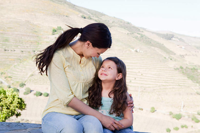 西方人,儿童,两个人,家庭,母亲,女儿,坐,抱,笑,微笑,露齿笑,横图,室外,白天,正面,纯洁,山,山脉,植物,欧洲,欧洲人,服装,朦胧,模糊,纹路,纹理,山峰,山峦,扭头,注视,休闲装,树,树木,小孩,衣服,绿色,天空,自然,群山,天,观察,看,转头,休闲,温暖,温馨,母女,一家人,休闲服,可爱,母爱,童年,童趣,服饰,生长,晴朗,成长,抱着,观看,和睦,察看,搂着,关注,童真,烂漫,无邪,万里无云,肌理,天真,年轻女性,女孩,女人,女性,白种人,孩子,年轻人,晴空,晴空万里,搂,搂抱,坐着,半身,彩图,融洽,女生