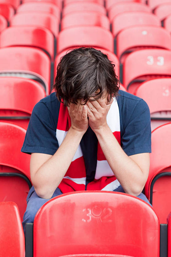 西方人,一个人,体育馆,运动场,坐,哭,竖图,室外,白天,正面,失败,椅子,欧洲,欧洲人,仅一个男性,仅一个人,一排,服装,沮丧,整齐,装饰,并列,并排,标志,数字,文字,字符,塑料,休闲装,标识,体育场,排列,仅一个年轻男性,衣服,红色,塑料制品,围巾,休闲,难受,温暖,休闲服,无奈,遮,遮掩,眼泪,阿拉伯数字,服饰,围脖,整洁,保暖,失望,悲伤,华丽,点缀,掩盖,伤心,遮挡,难过,御寒,泪水,队列,失落,平行,遮盖,颓废,挫败,受挫,落败,落空,错过,失足,失意,失策,失算,颓丧,衰颓,悲哀,懊丧,颓靡,气馁,丧气,运动馆,衬托,美观,雅致,雅观,掩饰,参差,划一,败北,挫折,失利,男人,男性,年轻男性,白种人,坐着,半身,彩图,哭泣,哭啼