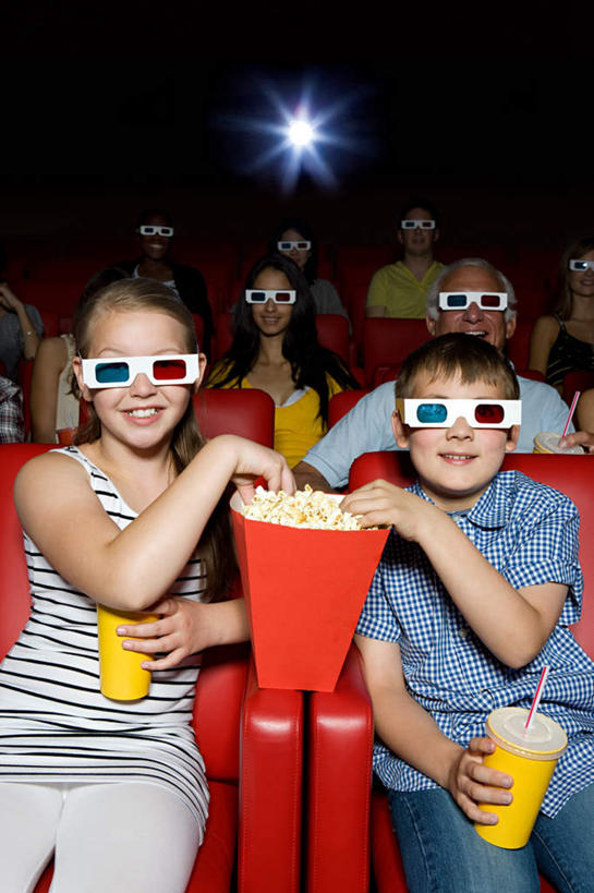 点心,西方人,儿童,观众,坐,笑,微笑,露齿笑,竖图,室内,白天,正面,纯洁,电影院,照明,欧洲,欧洲人,握,服装,眼镜,纸盒,塑料,灯光,食品,许多人,拿,拿着,注视,休闲装,座位,灯,盒子,食物,饮料,小孩,衣服,红色,包装盒,塑料制品,吸管,灯具,零食,观察,看,一群人,休闲,休闲服,射灯,爆米花,可爱,童年,童趣,握着,服饰,观看,照亮,察看,空心,照明设备,关注,童真,影剧院,垃圾食品,膨化食品,烂漫,无邪,3D眼镜,饮管,零嘴,坐位,立体眼镜,天真,男孩,男人,男性,年轻男性,年轻女性,女孩,女人,女性,白种人,孩子,观赏人员,坐着,半身,彩图,男生,女生,圆柱状