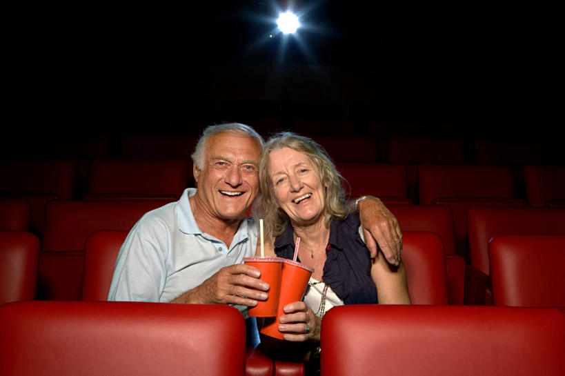 西方人,两个人,夫妻,观众,坐,抱,笑,微笑,露齿笑,横图,室内,白天,正面,爱情,电影院,杯子,照明,欧洲,欧洲人,握,服装,庆祝,塑料,灯光,浪漫,拿,拿着,注视,休闲装,座位,灯,两个,衣服,红色,塑料制品,吸管,纸制品,灯具,干杯,观察,看,碰杯,休闲,休闲服,射灯,恩爱,交际,友好,握着,恋人,服饰,抱着,观看,纸杯,照亮,庆贺,察看,空心,搂着,照明设备,关注,一次性杯子,礼仪,敬酒,影剧院,劝酒,饮管,坐位,老年男性,老年女性,男人,男性,女人,女性,白种人,夫妇,情侣,观赏人员,搂,搂抱,坐着,半身,彩图,伴侣,圆柱状