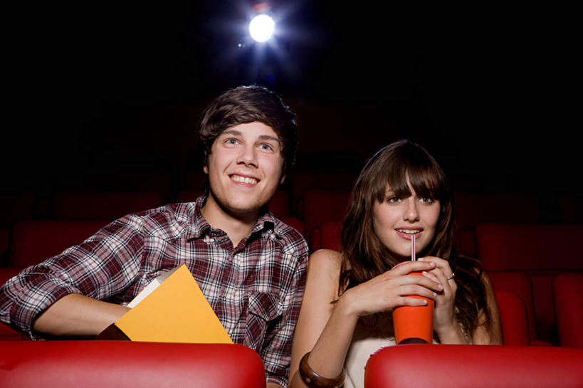 点心,西方人,两个人,观众,坐,笑,微笑,露齿笑,横图,室内,白天,正面,爱情,电影院,杯子,照明,欧洲,欧洲人,握,服装,纸盒,塑料,灯光,食品,浪漫,拿,拿着,注视,休闲装,座位,灯,盒子,食物,饮料,一个,衣服,红色,包装盒,塑料制品,吸管,纸制品,灯具,零食,观察,看,休闲,温暖,温馨,休闲服,射灯,爆米花,恩爱,握着,恋人,服饰,单个,观看,纸杯,照亮,和睦,察看,空心,照明设备,关注,一次性杯子,影剧院,垃圾食品,膨化食品,饮管,零嘴,坐位,男人,男性,年轻男性,年轻女性,女人,女性,白种人,情侣,观赏人员,坐着,半身,彩图,伴侣,融洽,圆柱状