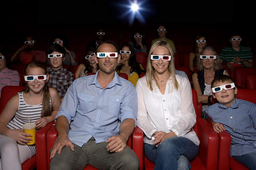 西方人,儿童,家庭,夫妻,母亲,父亲,女儿,儿子,观众,坐,笑,微笑,露齿笑,横图,室内,白天,正面,爱情,纯洁,电影院,杯子,照明,欧洲,欧洲人,握,服装,眼镜,塑料,灯光,许多人,浪漫,二郎腿,拿,拿着,注视,休闲装,座位,灯,排列,小孩,衣服,红色,塑料制品,吸管,纸制品,灯具,观察,看,一群人,休闲,温暖,温馨,父女,父子,母女,母子,一家人,休闲服,射灯,恩爱,父爱,可爱,母爱,童年,童趣,握着,恋人,服饰,观看,纸杯,照亮,和睦,察看,空心,照明设备,关注,一次性杯子,童真,影剧院,烂漫,无邪,3D眼镜,饮管,摆列,坐位,立体眼镜,天真,男孩,男人,男性,年轻男性,年轻女性,女孩,女人,女性,白种人,孩子,年轻人,夫妇,情侣,观赏人员,坐着,半身,彩图,伴侣,布列,分列,融洽,男生,女生,圆柱状