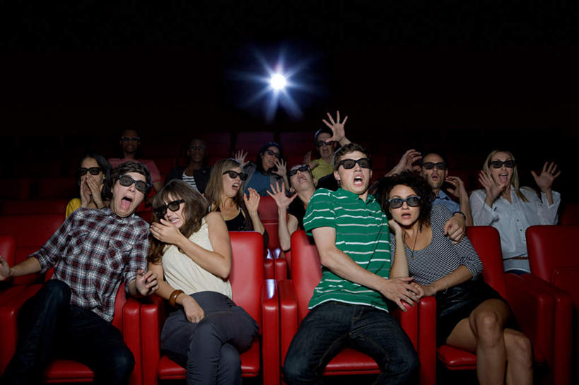 西方人,观众,坐,举,横图,室内,白天,正面,爱情,电影院,照明,欧洲,欧洲人,撑,握,服装,眼镜,灯光,许多人,浪漫,二郎腿,扭头,注视,休闲装,座位,灯,衣服,红色,灯具,观察,看,托,张嘴,转头,一群人,休闲,温暖,温馨,休闲服,射灯,恩爱,握着,遮,遮掩,恋人,服饰,观看,害怕,惊恐,照亮,和睦,察看,掩盖,撑着,遮挡,照明设备,关注,张大嘴巴,影剧院,遮盖,3D眼镜,掩饰,坐位,立体眼镜,男人,男性,年轻男性,年轻女性,女人,女性,白种人,情侣,观赏人员,张开嘴,举起,举手,举着,向上举,向上伸,向上托,坐着,半身,彩图,伴侣,融洽