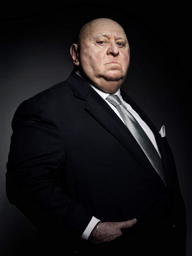 西方人,秃头,一个人,站,竖图,室内,白天,正面,衬衫,西装,照明,欧洲,欧洲人,仅一个男性,仅一个人,阴影,黑色背景,套装,正装,光线,影子,灯光,领带,注视,职业装,灯,灯具,观察,看,站着,仅一个老年男性,摄影,影棚,观看,聚光灯,仔细,照亮,察看,象征,庄重,照明设备,关注,身份,正式,地位,细心,细致,当真,卖力,认真,老年男性,男人,男性,白种人,光头,无发,站立,半身,彩图,影棚拍摄,衬衣,拍摄