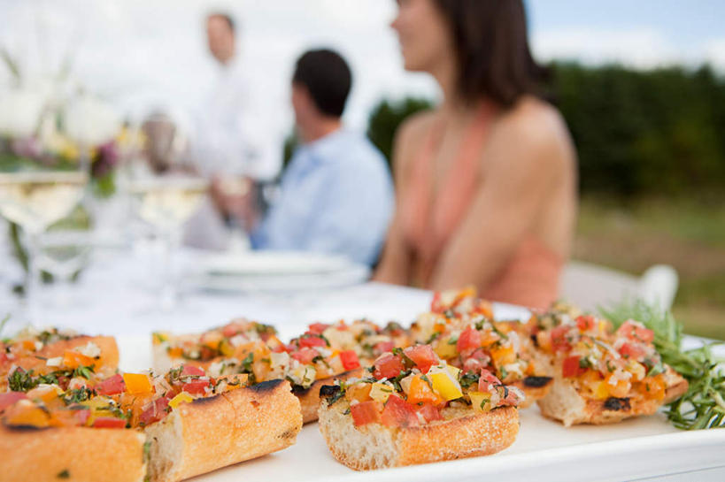 点心,面包,西方人,三个人,伙伴,朋友,站,坐,横图,室外,白天,侧面,烹饪,西餐,友谊,草地,草坪,植物,餐桌,桌子,欧洲,欧洲人,服装,朦胧,模糊,布料,云,云朵,料理,食品,面点,云彩,布纹,休闲装,菜肴,美食,桌布,草,树,树木,食物,糕点,衣服,蓝色,绿色,白云,蓝天,天空,自然,餐巾,台布,天,站着,休闲,休闲服,西式,服饰,佳肴,生长,晴朗,成长,餐台,友情,男人,男性,女人,女性,中年男性,中年女性,白种人,晴空,站立,坐着,半身,彩图