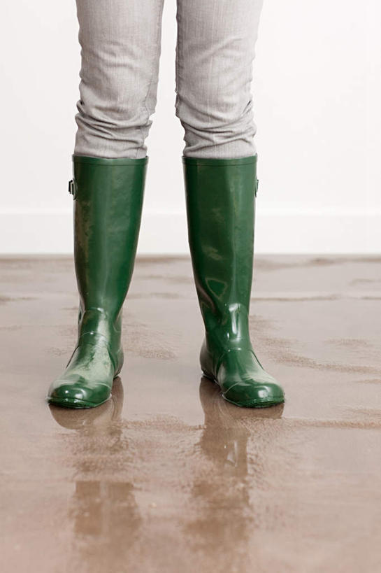 西方人,腿部,腿,一个人,站,竖图,室内,特写,白天,正面,水,鞋子,欧洲,欧洲人,仅一个年轻女性,仅一个女性,仅一个人,一双,阴影,裤子,反射,液体,影子,雨鞋,雨靴,墙,水滴,地面,靴子,墙壁,墙面,绿色,白色,站着,胶鞋,漏水,年轻女性,女人,女性,白种人,站立,半身,彩图,水患,水灾