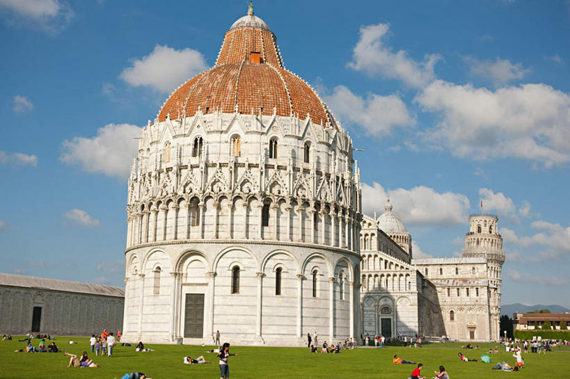 无人,教堂,横图,室外,白天,仰视,旅游,度假,草地,草坪,名胜古迹,植物,标志建筑,地标,建筑,意大利,欧洲,节日,遗迹,云,云朵,云彩,古迹,文化,文物,娱乐,建设,古建筑,草,蓝色,绿色,白云,蓝天,天空,天,祈祷,享受,休闲,健康,旅游胜地,放松,许愿,宗教,信仰,晴朗,纪念,祈求,比萨城,比萨斜塔,托斯卡纳,南欧,信念,古文明,意大利共和国,奇迹广场,比萨大教堂,托斯卡纳大区,平安,晴空,彩图,低角度拍摄,大教堂,礼拜堂