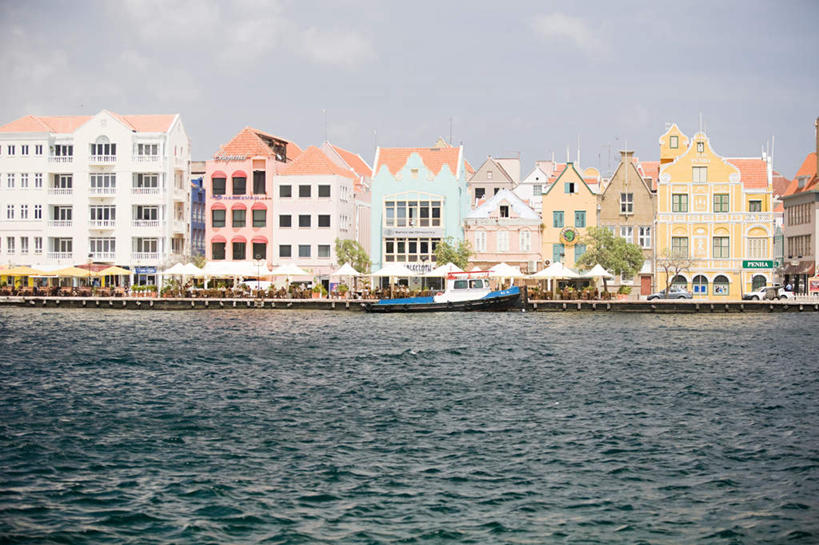 无人,码头,横图,室外,白天,正面,度假,美景,植物,城市风光,城市,港口,路灯,轮船,船,照明,一排,许多,停靠,阴影,整齐,光线,伞,影子,雨伞,遮阳伞,房屋,屋子,景观,云,云朵,公寓,灯光,云彩,娱乐,阳伞,楼房,住宅,灯,树,树木,排列,蓝色,绿色,白云,蓝天,天空,阳光,自然,交通工具,天,享受,休闲,景色,南美,放松,生长,晴朗,成长,照亮,南美洲,太阳伞,西印度群岛,照明设备,拉丁美洲,队列,停泊,载具,美洲,荷属安的列斯群岛,威廉斯塔德,亚美利加洲,南亚美利加洲,库拉索岛,晴空,彩图,房子,摆渡口,埠头,渡口,渡头,港湾,海港,货运码头,口岸,商港