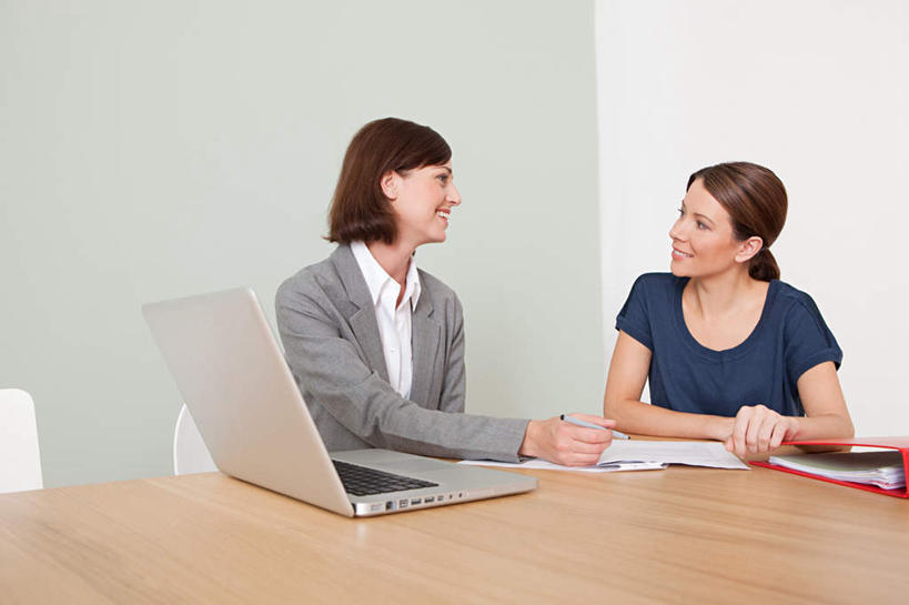 西方人,两个人,客厅,坐,笑,微笑,露齿笑,横图,室内,白天,正面,电脑,笔记本电脑,桌面,桌子,椅子,欧洲,欧洲人,服装,网络,木制,笔,材料,档案,文件,纸,木椅,墙,办公用品,注视,休闲装,通讯设备,墙壁,墙面,文具,一个,衣服,红色,白色,木制品,手稿,学习用品,资料,观察,看,休闲,休闲服,服饰,单个,观看,一台,文具用品,证明,察看,无线,起居室,关注,文档,通信设备,无线网络,销售员,文件架,无线上网,便携式电脑,资料架,文件框,文件座,资料档,资料座,客堂,手提电脑,年轻女性,女人,女性,白种人,坐着,半身,彩图