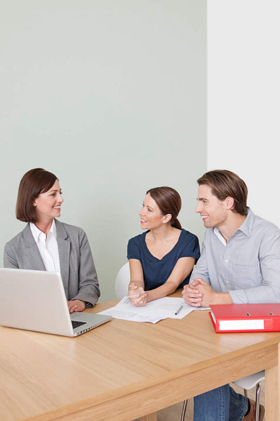 西方人,三个人,夫妻,客厅,坐,笑,说,微笑,露齿笑,竖图,室内,白天,正面,西装,爱情,讨论,电脑,笔记本电脑,餐桌,桌子,欧洲,欧洲人,套装,服装,正装,网络,材料,档案,文件,纸,墙,浪漫,扭头,注视,休闲装,职业装,通讯设备,墙壁,墙面,一个,衣服,红色,白色,手稿,资料,观察,看,转头,休闲,休闲服,恩爱,恋人,服饰,单个,餐台,观看,一台,证明,察看,无线,起居室,关注,文档,通信设备,无线网络,销售员,文件架,无线上网,便携式电脑,资料架,文件框,文件座,资料档,资料座,客堂,交流,手提电脑,男人,男性,年轻男性,年轻女性,女人,女性,白种人,夫妇,情侣,沟通,讲话,交谈,商讨,说话,谈话,坐着,半身,彩图,伴侣