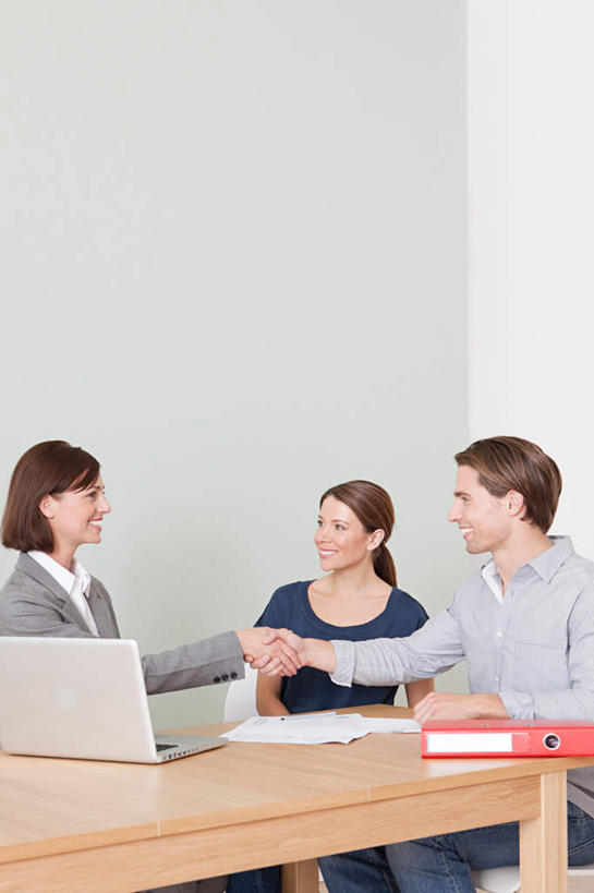 西方人,三个人,夫妻,客厅,坐,握手,笑,说,微笑,露齿笑,竖图,室内,白天,正面,西装,爱情,讨论,电脑,笔记本电脑,餐桌,桌子,欧洲,欧洲人,套装,服装,正装,网络,材料,档案,文件,纸,墙,浪漫,扭头,注视,休闲装,职业装,通讯设备,墙壁,墙面,一个,衣服,红色,白色,手稿,资料,观察,看,转头,休闲,休闲服,恩爱,恋人,服饰,单个,餐台,观看,一台,证明,察看,无线,起居室,关注,文档,通信设备,无线网络,销售员,文件架,无线上网,便携式电脑,资料架,文件框,文件座,资料档,资料座,客堂,交流,手提电脑,男人,男性,年轻男性,年轻女性,女人,女性,白种人,夫妇,情侣,搀手,沟通,讲话,交谈,拉手,商讨,手搀手,手拉手,手牵手,手握手,说话,谈话,坐着,半身,彩图,伴侣