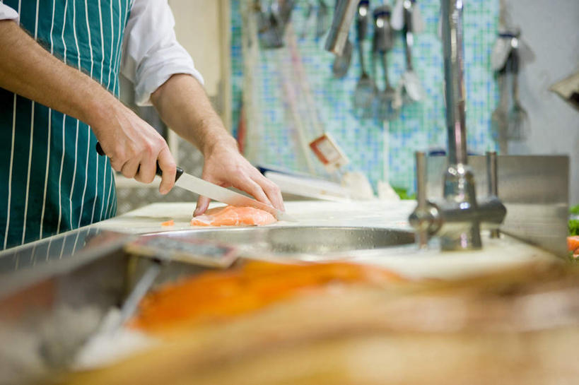 三文鱼,西方人,一个人,店员,商店,站,横图,室内,白天,侧面,工作服,制服,购物,消费,超市,鲑鱼,帽子,金属制品,欧洲,欧洲人,仅一个男性,仅一个人,仅一个中年男性,一把,一排,许多,吊挂,切开,握,悬挂,阴影,朦胧,模糊,整齐,反射,金属,铲子,工具,水槽,水龙头,围裙,影子,墙,肉,鱼肉,刀具,挂,水斗,肉类,开关,墙壁,墙面,排列,白色,刀,打开,切,站着,营业员,牛仔帽,握着,金融,百货,大马哈鱼,阀门,开启,队列,菜刀,剖面,选购,贸易,肉食,百货公司,切面,撒蒙鱼,萨门鱼,冰海之皇,鲑,血拼,马哈鱼,麻哈鱼,大麻哈鱼,一顶,切菜刀,水咀,销售人员,工作制服,男人,男性,中年男性,白种人,售货员,超级市场,大卖场,站立,半身,彩图,工作套服,购物商场,购物中心,商业中心