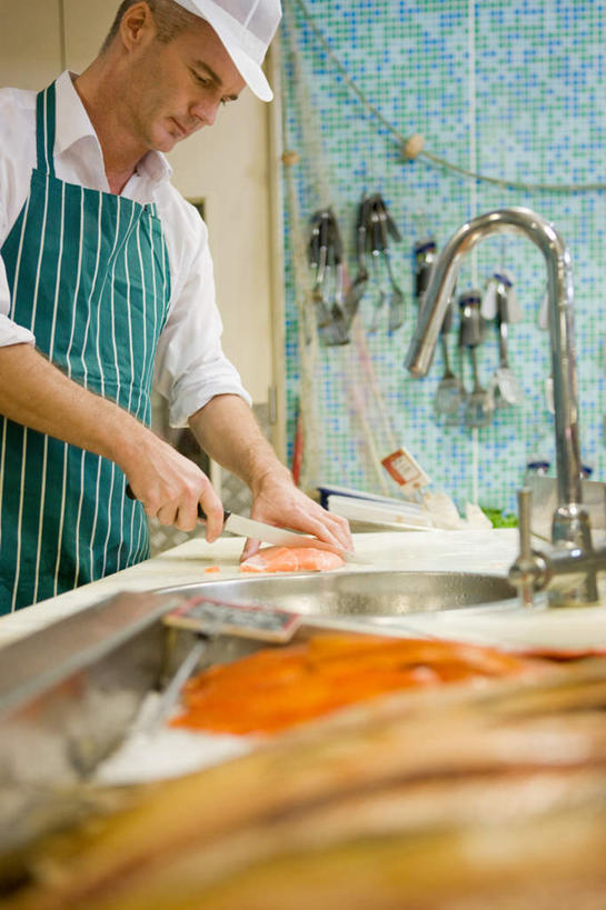 三文鱼,西方人,一个人,店员,商店,站,竖图,室内,白天,侧面,工作服,制服,购物,消费,超市,鲑鱼,帽子,金属制品,欧洲,欧洲人,仅一个男性,仅一个人,仅一个中年男性,一把,一排,许多,吊挂,切开,握,悬挂,阴影,朦胧,模糊,整齐,反射,金属,铲子,工具,水槽,水龙头,围裙,影子,墙,肉,鱼肉,刀具,挂,水斗,肉类,开关,墙壁,墙面,排列,白色,刀,打开,切,站着,营业员,牛仔帽,握着,金融,百货,大马哈鱼,阀门,开启,队列,菜刀,剖面,选购,贸易,肉食,百货公司,切面,撒蒙鱼,萨门鱼,冰海之皇,鲑,血拼,马哈鱼,麻哈鱼,大麻哈鱼,一顶,切菜刀,水咀,销售人员,工作制服,男人,男性,中年男性,白种人,售货员,超级市场,大卖场,站立,半身,彩图,工作套服,购物商场,购物中心,商业中心