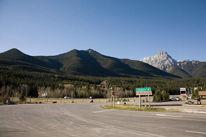 无人,横图,室外,白天,仰视,旅游,度假,美景,山,山脉,树林,植物,道路,路,公路,加拿大,景观,山峰,交通,山峦,娱乐,树,树木,蓝色,绿色,蓝天,天空,自然,群山,天,享受,休闲,景色,放松,生长,晴朗,成长,北美,北美洲,自然风光,美洲,万里无云,洛矶山脉,落基山脉,北亚美利加洲,亚美利加洲,亚伯达盆地,晴空,晴空万里,马路,彩图,低角度拍摄