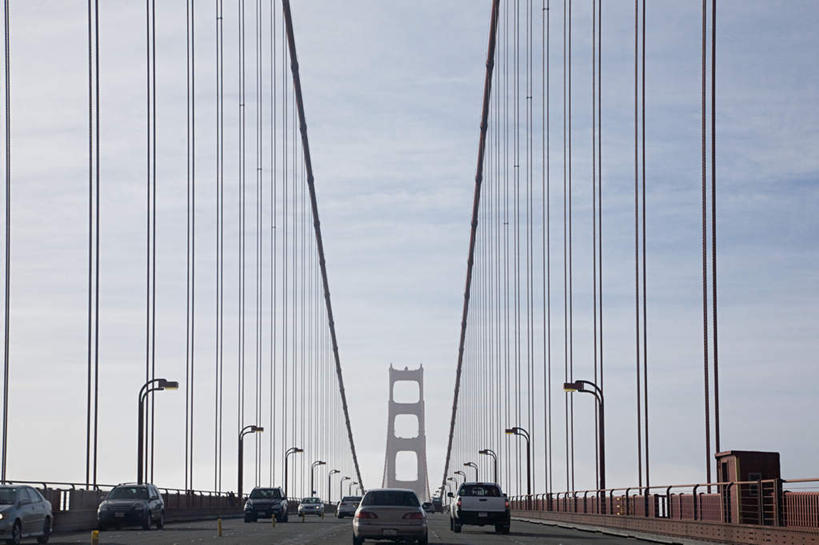 无人,横图,室外,白天,仰视,旅游,度假,标志建筑,大桥,地标,建筑,路灯,桥梁,汽车,照明,美国,许多,云,云朵,建筑群,桥,灯光,云彩,娱乐,建设,拱桥,车,灯,蓝色,白云,蓝天,天空,交通工具,轿车,天,享受,休闲,放松,晴朗,悬索桥,照亮,北美,北美洲,照明设备,加利福尼亚,载具,美洲,金门大桥,加州,加利福尼亚州,金州,黄金州,金门海峡,桁架拱桥,北亚美利加洲,亚美利加洲,晴空,彩图,低角度拍摄