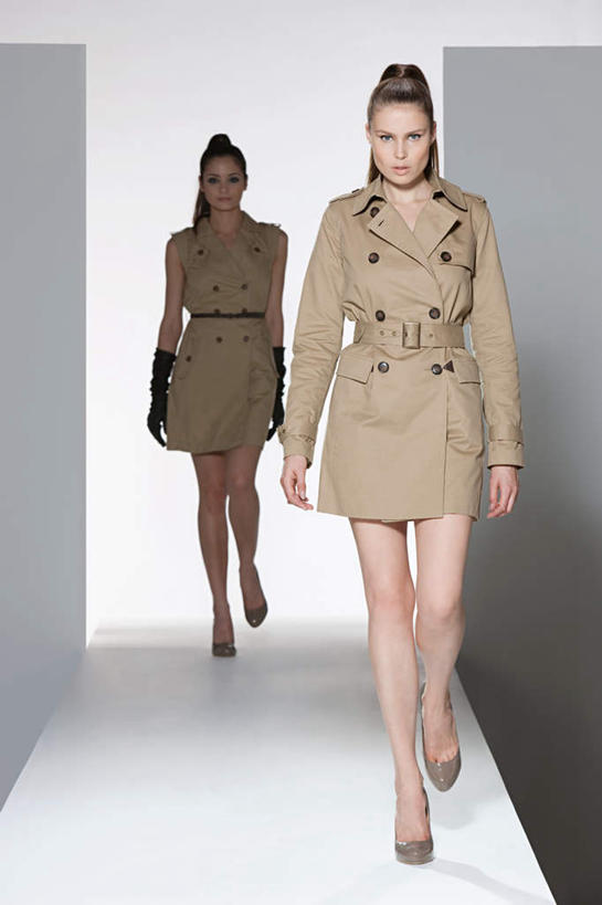 西方人,两个人,模特,走,竖图,室内,白天,正面,高跟鞋,时尚,鞋子,欧洲,欧洲人,表演,服装,注视,休闲装,衣服,观察,看,休闲,休闲服,t台,服饰,观看,察看,演出,关注,时髦,时兴,发布会,t型台,走秀,年轻女性,女人,女性,白种人,模特儿,步行,散步,走路,彩图,全身