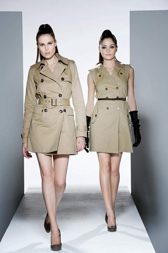 西方人,两个人,模特,走,竖图,室内,白天,正面,高跟鞋,时尚,鞋子,欧洲,欧洲人,表演,服装,装饰,注视,休闲装,衣服,手套,观察,看,休闲,温暖,休闲服,t台,服饰,观看,保暖,华丽,点缀,察看,演出,御寒,关注,时髦,衬托,美观,雅致,雅观,时兴,发布会,t型台,走秀,年轻女性,女人,女性,白种人,模特儿,步行,散步,走路,彩图,全身