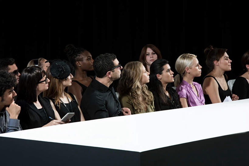 西方人,观众,坐,横图,室内,白天,正面,高跟鞋,时尚,鞋子,椅子,欧洲,欧洲人,一排,表演,握,阴影,服装,整齐,并列,并排,光线,笔,材料,档案,文件,眼镜,影子,纸,灯光,办公用品,许多人,拿,拿着,注视,水笔,文具,排列,衣服,手稿,学习用品,资料,观察,看,一群人,t台,握着,评委,服饰,观看,文具用品,证明,察看,演出,衣着,穿着,队列,关注,时髦,文档,平行,近视眼镜,衣饰,时兴,发布会,t型台,走秀,男人,男性,年轻男性,年轻女性,女人,女性,白种人,观赏人员,坐着,半身,彩图