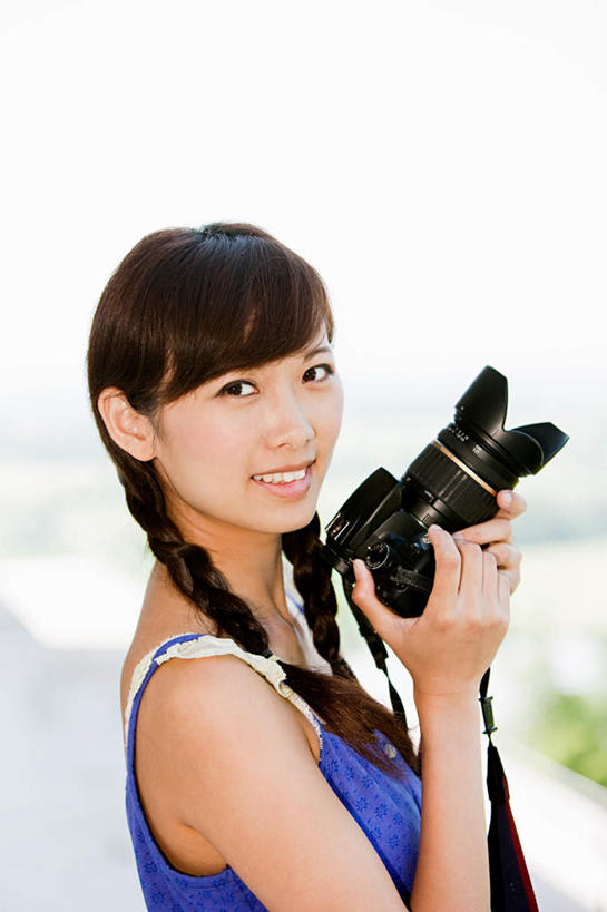 东方人,一个人,站,竖图,室外,白天,侧面,裙子,度假,美景,城市风光,城市,相机,德国,欧洲,亚洲,仅一个年轻女性,仅一个女性,仅一个人,握,连衣裙,景观,拿,拿着,扭头,注视,黄种人,娱乐,一个,拍照,蓝色,数码相机,观察,看,站着,转头,享受,休闲,景色,单反,放松,握着,摄影,单个,观看,单反相机,察看,西欧,关注,德意志联邦共和国,巴伐利亚,巴伐利亚州,拜恩州,拜恩自由州,雷根斯堡,雷根斯堡县,年轻女性,女人,女性,亚洲人,照相机,站立,半身,彩图,照相