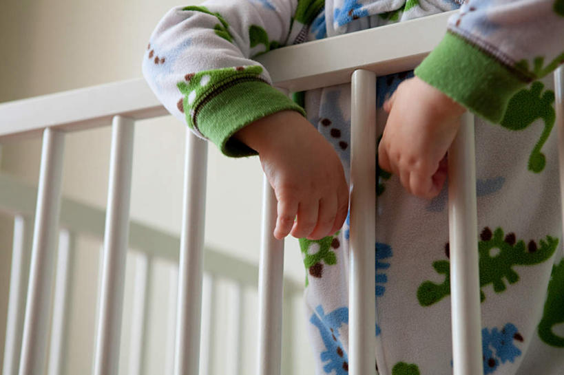 西方人,婴儿,儿童,一个人,栏杆,站,横图,室内,特写,白天,正面,婴儿服装,纯洁,欧洲,欧洲人,仅一个人,扶手,护栏,小孩,白色,扶,站着,可爱,活泼,扶着,宝宝,纯真,烂漫,无邪,伶俐,天真,白种人,孩子,站立,半身,彩图,婴儿服,襁褓