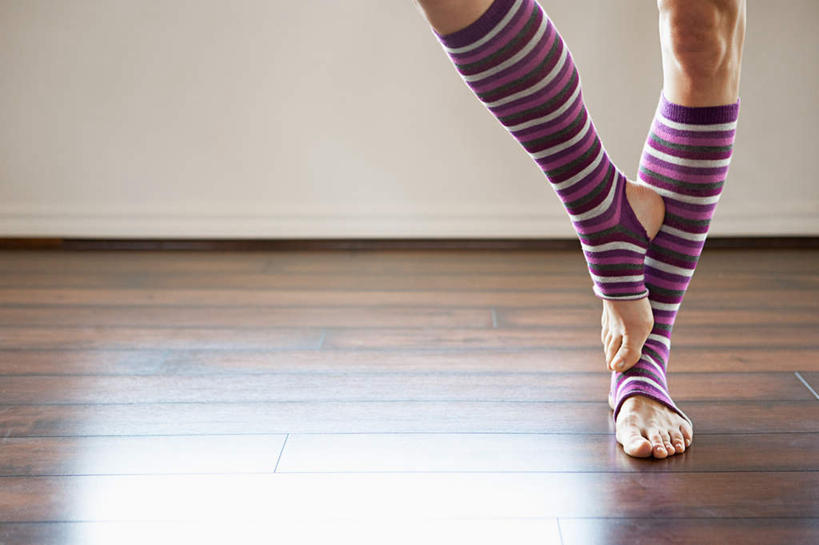 西方人,腿部,腿,一个人,站,横图,室内,特写,白天,正面,地板,欧洲,欧洲人,仅一个女性,仅一个人,条纹,墙,地面,袜子,木地板,墙壁,墙面,站着,仅一个中年女性,双腿,翘,长袜,长筒袜,长统袜,女人,女性,中年女性,白种人,站立,半身,彩图