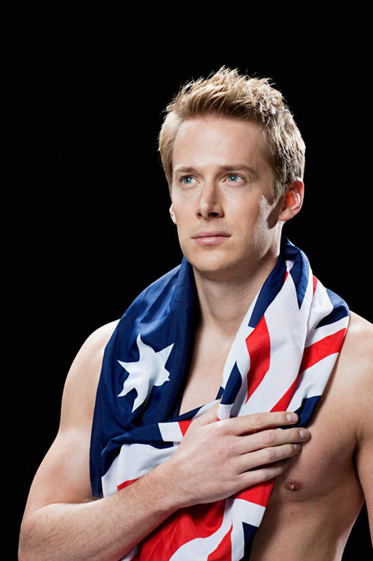 西方人,一个人,站,摸,竖图,室内,白天,正面,旗帜,国旗,欧洲,欧洲人,仅一个男性,仅一个人,仅一个中年男性,抚摸,黑色背景,注视,裸露,观察,看,站着,摄影,影棚,赤裸,观看,察看,关注,裸,男人,男性,中年男性,白种人,旗,触摸,接触,站立,半身,彩图,影棚拍摄,拍摄,澳大利亚国旗