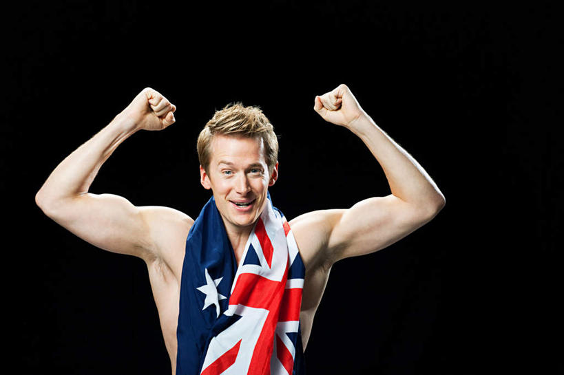 西方人,一个人,站,举,笑,微笑,露齿笑,横图,室内,白天,正面,旗帜,国旗,欧洲,欧洲人,仅一个男性,仅一个人,仅一个中年男性,握,黑色背景,注视,鼓励,裸露,观察,加油,看,手势,托,握拳,站着,打气,握着,摄影,影棚,赤裸,观看,察看,关注,鼓舞,裸,男人,男性,中年男性,白种人,旗,举起,举手,举着,向上举,向上伸,向上托,站立,半身,彩图,影棚拍摄,拍摄,澳大利亚国旗