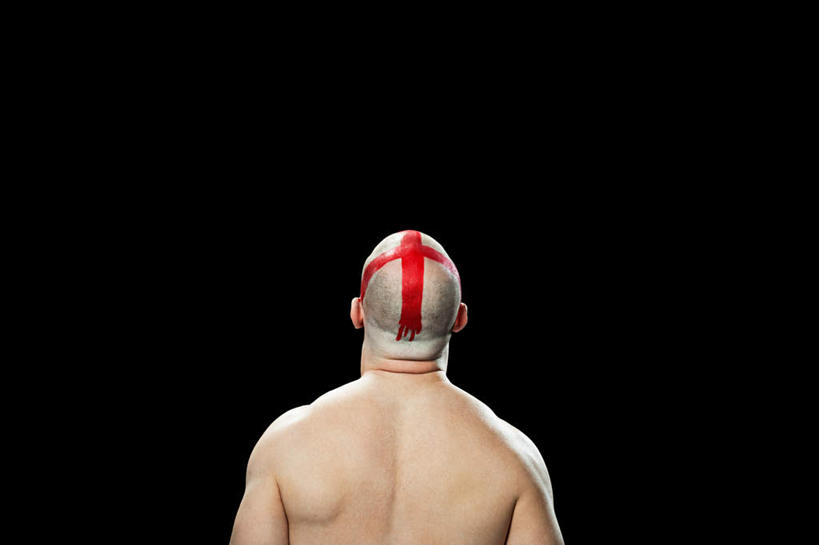 西方人,秃头,一个人,站,横图,室内,白天,欧洲,欧洲人,仅一个男性,仅一个人,仅一个中年男性,黑色背景,十字形,艺术,彩绘,文化,裸露,背面,红色,站着,摄影,影棚,裸,人体彩绘,美观,纹身彩绘,男人,男性,中年男性,白种人,光头,无发,抬头,仰头,站立,半身,彩图,影棚拍摄,拍摄