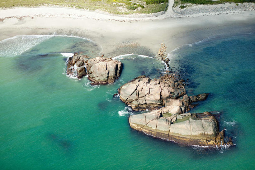 无人,横图,俯视,航拍,室外,白天,旅游,度假,草地,草坪,海浪,海洋,石头,美景,沙滩,植物,美国,沙子,石子,海岸,景观,浪花,沙地,娱乐,草,绿色,自然,海水,享受,休闲,景色,放松,北美,北美洲,罗得岛,鸟瞰,自然风光,美洲,海景,罗德岛,北亚美利加洲,亚美利加洲,罗得岛州,海洋之州,纽波特,大海,风浪,海,海水的波动,海滩,近岸浪,石块,岩石,涌浪,彩图,高角度拍摄